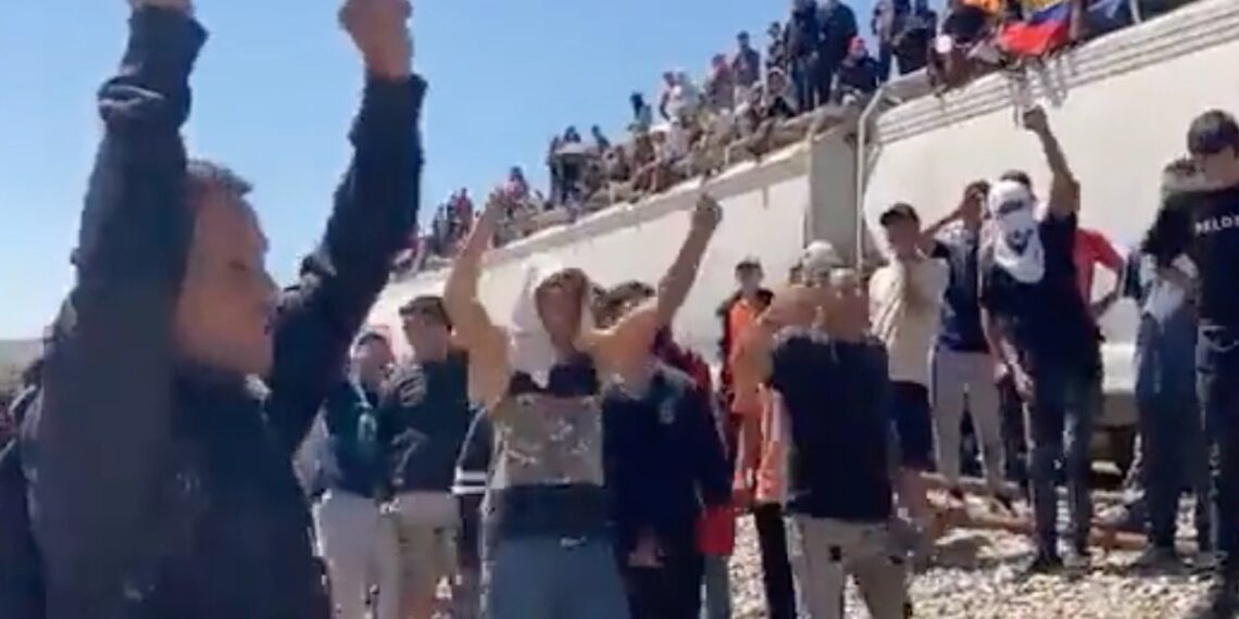 Al menos 3 mil migrantes, en su mayoría venezolanos, se quedaron varados en los limites de Castaños y Monclova, Coahuila.