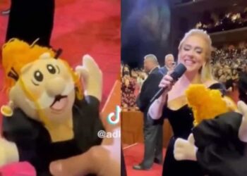 En un video, el propio Dr. Simi invitó a Adele a conocer la empresa donde sus muñecos son fabricados.