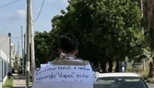 Como castigo, le fueron adheridos carteles en la espalda y el pecho debido a la venta de vapeadores.