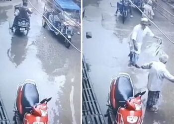 Un señor arrastró a la niña con un palo para alejarla el cable de electricidad.