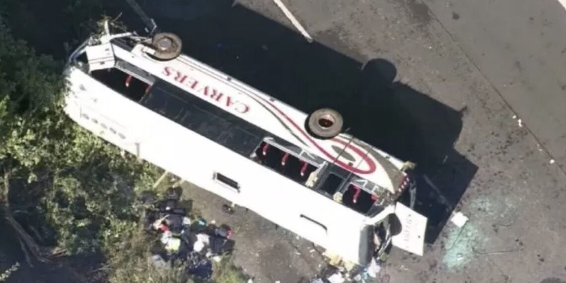 Un fatal accidente en la autopista M53 de Merseyside se cobró la vida de una niña de 14 años y el conductor de un autobús escolar.