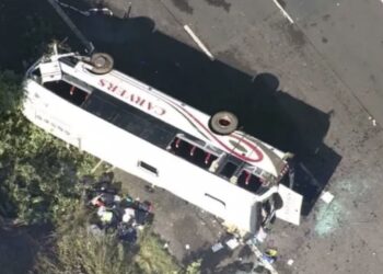 Un fatal accidente en la autopista M53 de Merseyside se cobró la vida de una niña de 14 años y el conductor de un autobús escolar.