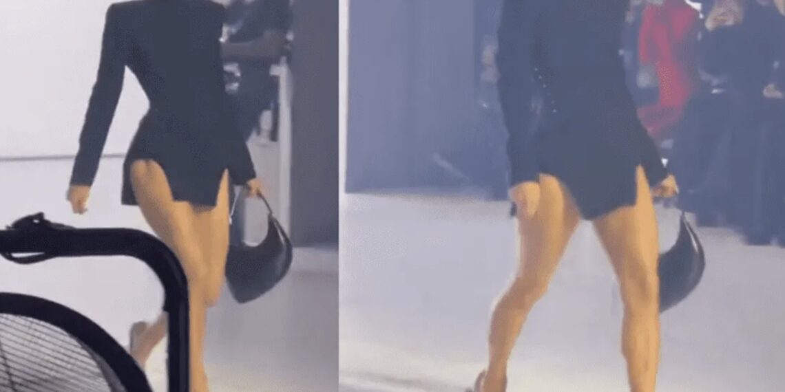 La influencer y ex-estrella de reality tv desfila para la marca de alta costura Mugler.