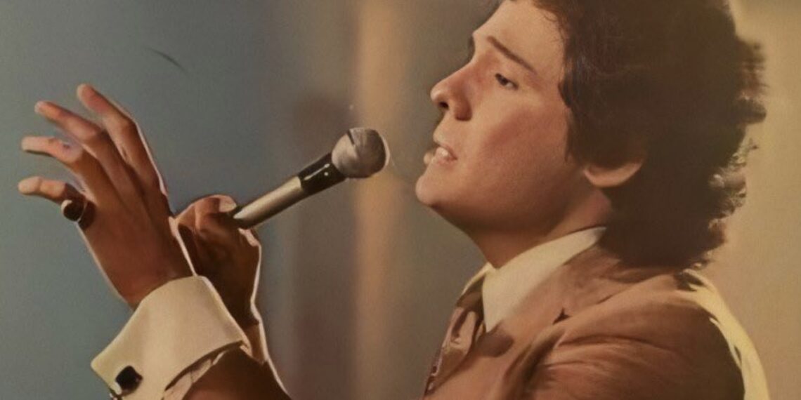 José José fue perdiendo su voz a lo largo del tiempo, aunque el alcohol llegó a afectar, no fue este padecimiento el que no lo permitiera cantar tiempo después.