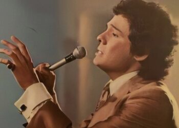 José José fue perdiendo su voz a lo largo del tiempo, aunque el alcohol llegó a afectar, no fue este padecimiento el que no lo permitiera cantar tiempo después.