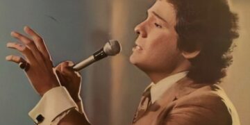 José José fue perdiendo su voz a lo largo del tiempo, aunque el alcohol llegó a afectar, no fue este padecimiento el que no lo permitiera cantar tiempo después.