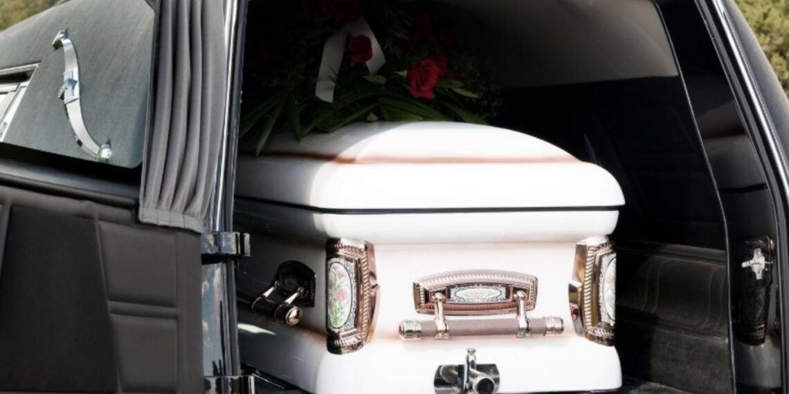 Hombres roban carroza fúnebre con todo y cadáver