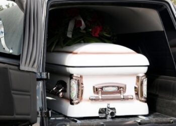 Hombres roban carroza fúnebre con todo y cadáver