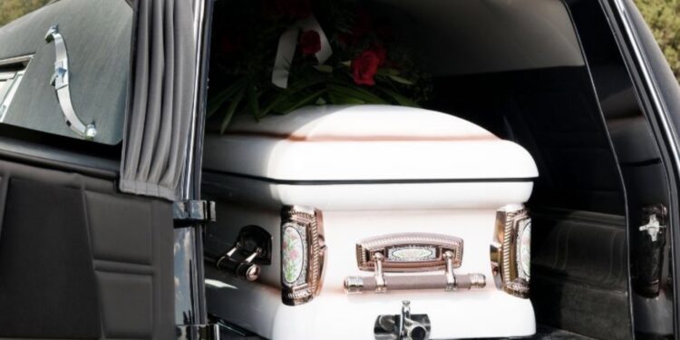 Hombres roban carroza fúnebre con todo y cadáver