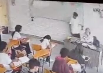 Un alumno de 14 años apuñaló a su maestra en plena clase frente a sus compañeros.