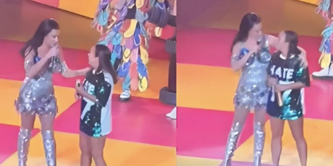 La joven cautivó a los usuarios de las redes sociales por su actitud en el escenario.