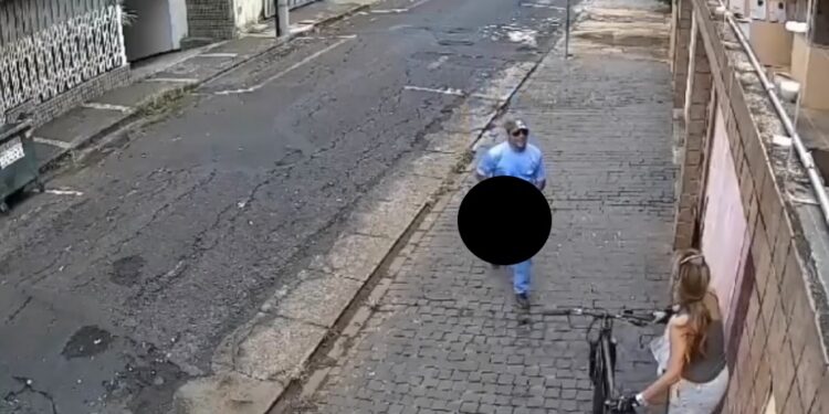 En el video se ve como el hombre aprovecha que su esposa está con la puerta abierta de su casa para meterla por la fuerza y comenzarla a golpear