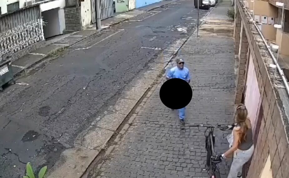 En el video se ve como el hombre aprovecha que su esposa está con la puerta abierta de su casa para meterla por la fuerza y comenzarla a golpear