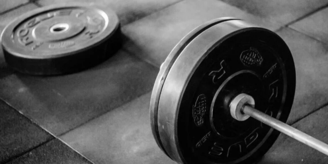 El instructor descuidó al joven y éste sufrió la caída de la herramienta que impactó de lleno su pecho.