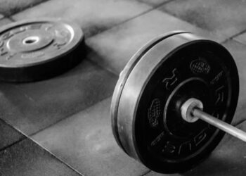 El instructor descuidó al joven y éste sufrió la caída de la herramienta que impactó de lleno su pecho.