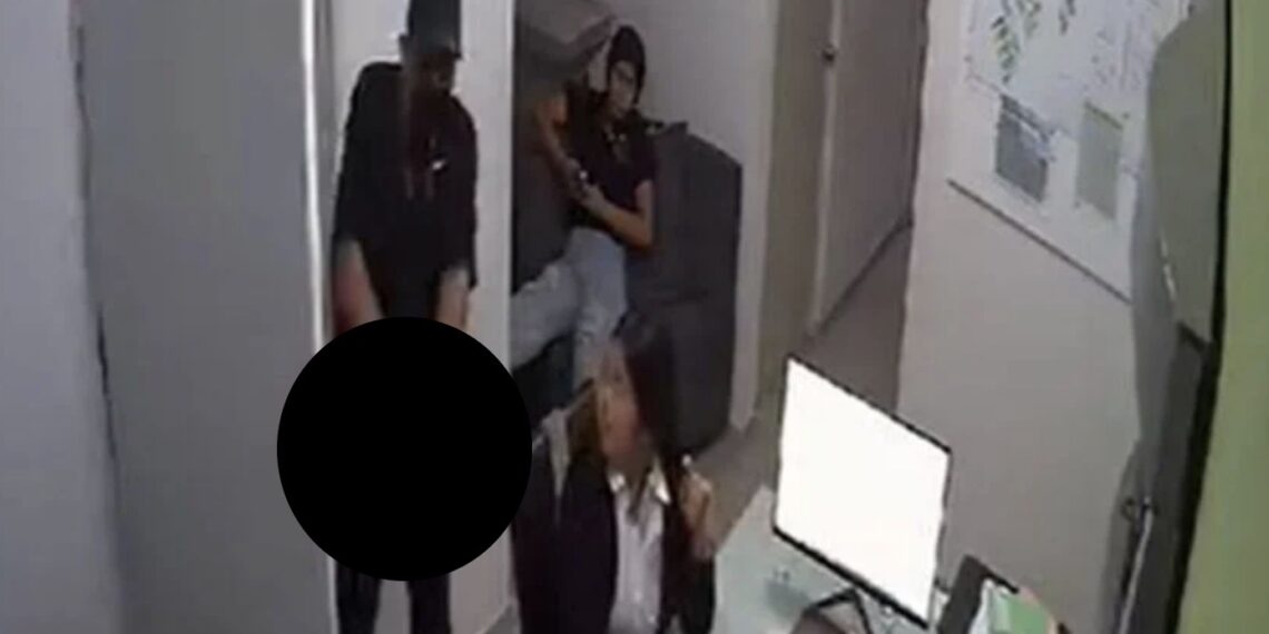 El sujeto asaltó la empresa inmobiliaria y, durante una serie de forcejeos, le disparó a una joven.