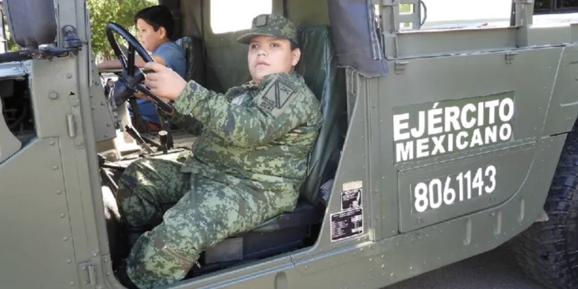 Al menor se le elaboró la tarjeta índice y se le entregó una T.I.M., con vigencia de un día, como Soldado Honorario