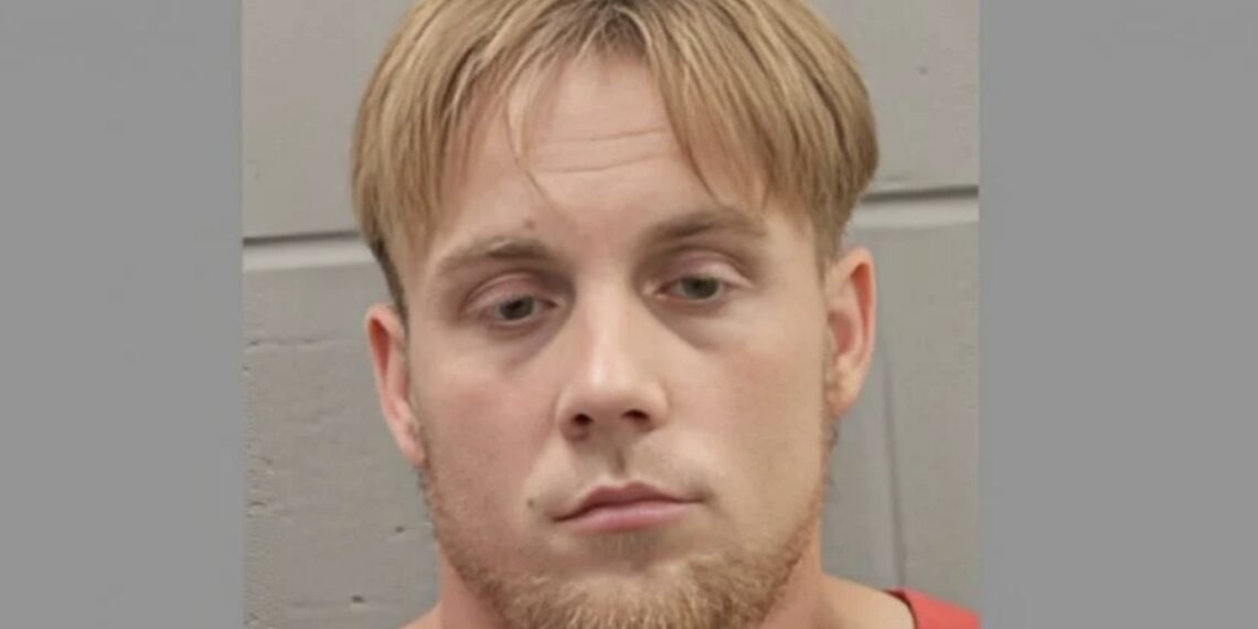 Colton Tyler Ryan, de 27 años, está preso tras ser acusado de agresión física a un niño de 10 años.