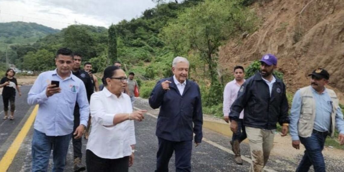 Tras el paso de "Otis" sobre Acapulco, Guerrero, AMLO decidió acudir a esa ciudad para evaluar daños por su propia cuenta.