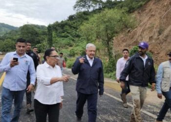 Tras el paso de "Otis" sobre Acapulco, Guerrero, AMLO decidió acudir a esa ciudad para evaluar daños por su propia cuenta.
