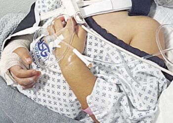 La derriban y al caer sufre fractura de brazo; es necesario operarla y colocarle dos clavos; costo financiero para la familia asciende a más de 30 mil pesos