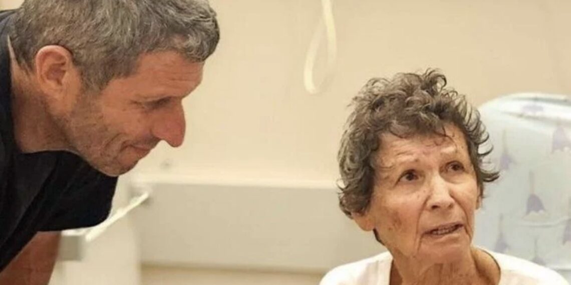 La mujer de 85 años relató cómo fue su secuestro junto a otros 25 rehenes.