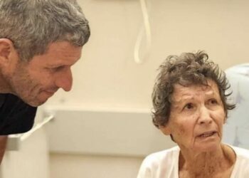 La mujer de 85 años relató cómo fue su secuestro junto a otros 25 rehenes.