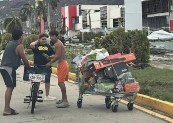 El huracán “Otis”, con categoría 5, devastó Acapulco. La ciudad está severamente dañada. Hay caos, rapiña, desolación, destrucción.