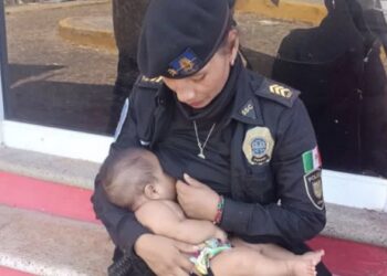 La policía Arizbeth Dionicio se ganó el corazón de los mexicanos quienes aplaudieron la noble acción