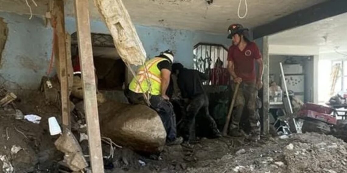Entre las víctimas están una madre y su bebé; al parecer, la mujer trató de proteger a su hijo pero fue imposible ante la fuerza del deslave que dejó destrozado su hogar.
