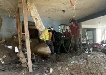 Entre las víctimas están una madre y su bebé; al parecer, la mujer trató de proteger a su hijo pero fue imposible ante la fuerza del deslave que dejó destrozado su hogar.