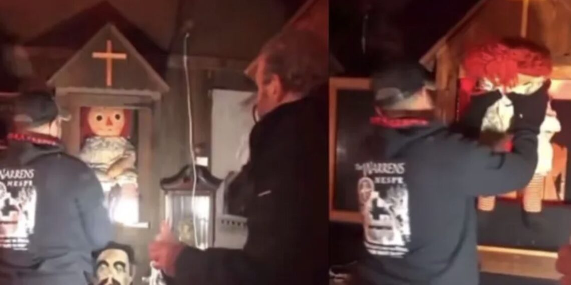 Usuarios de redes temen por las consecuencias que podría haber por mover a la muñeca 'encantada', aún cuando esto fue prohibido por Ed y Lorraine Warren.