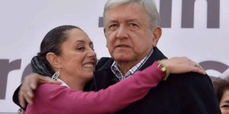 La aspirante de Morena recibió la constancia como precandidata a la presidencia.