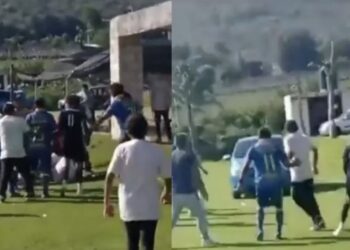 En la grabación se observa al conductor del automóvil ingresar a la cancha deportiva, para intentar atropellar a los jugadores tras la riña.