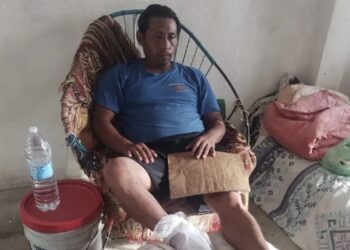 El señor Cándido perdió a su familia tras el paso del huracán Otis en Acapulco.