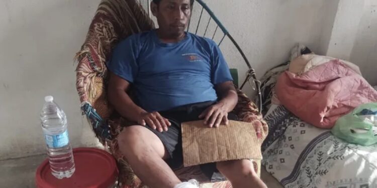 El señor Cándido perdió a su familia tras el paso del huracán Otis en Acapulco.