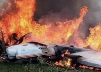 Tres hombres y una mujer perdieron la vida ayer cuando la ambulancia aérea se estrelló antes de su aterrizaje