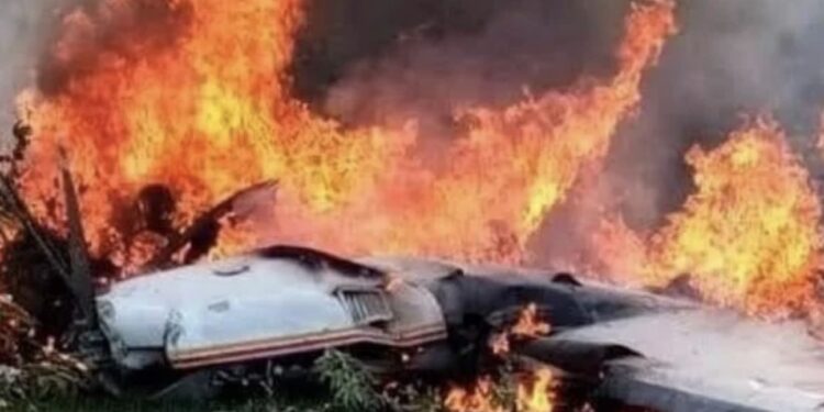 Tres hombres y una mujer perdieron la vida ayer cuando la ambulancia aérea se estrelló antes de su aterrizaje