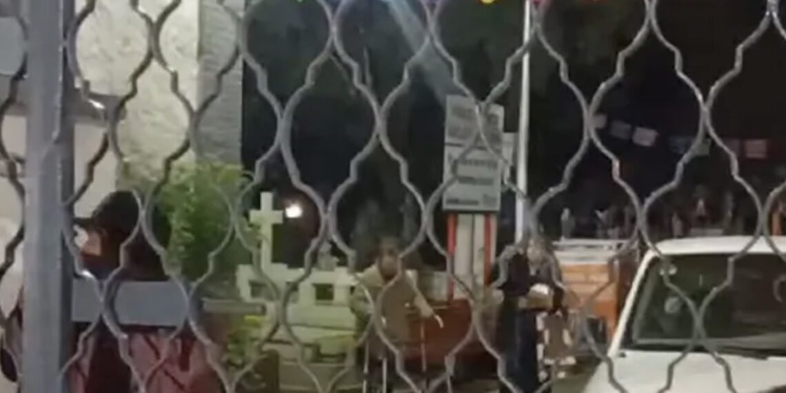 Dos mujeres se quedan encerradas en panteón