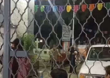 Dos mujeres se quedan encerradas en panteón