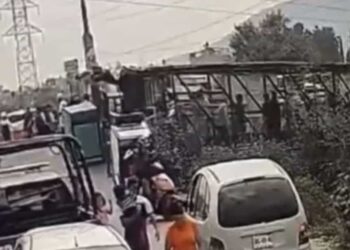 En redes circula un vídeo del momento exacto en que el puente colapsa mientras pasaban las personas.