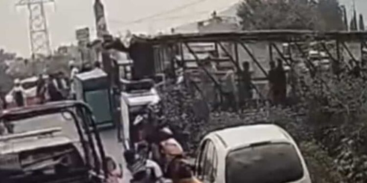 En redes circula un vídeo del momento exacto en que el puente colapsa mientras pasaban las personas.