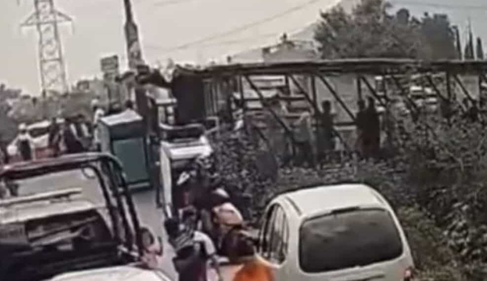 En redes circula un vídeo del momento exacto en que el puente colapsa mientras pasaban las personas.