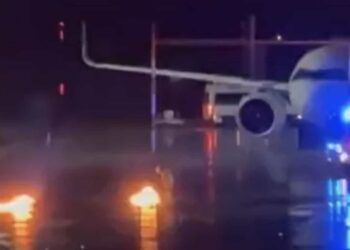 El hombre armado retuvo a su hija de cuatro años como rehén en un coche en la pista del aeropuerto.