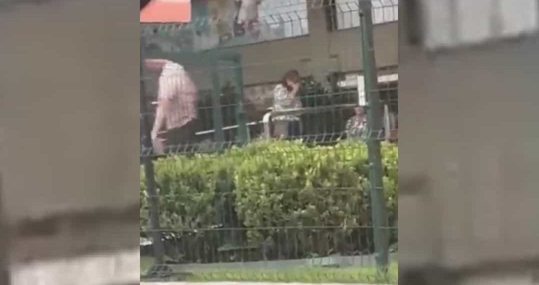 El momento exacto quedó grabado por un testigo que se encontraba en el lugar.