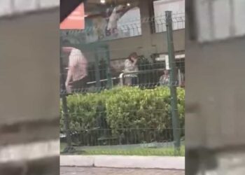 El momento exacto quedó grabado por un testigo que se encontraba en el lugar.