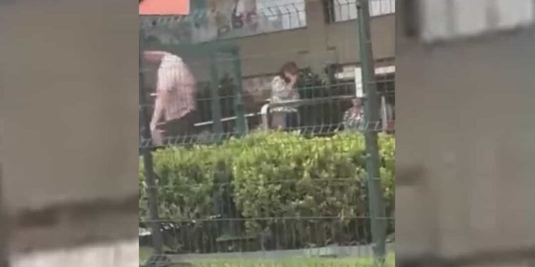 El momento exacto quedó grabado por un testigo que se encontraba en el lugar.