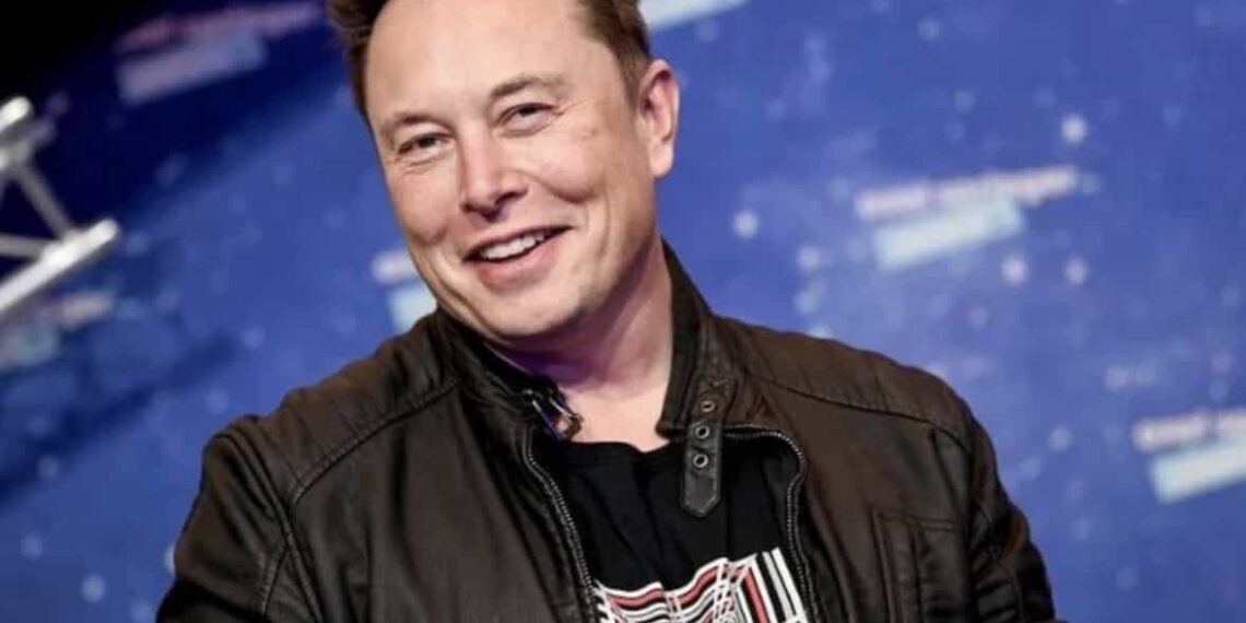 Elon Musk, quien abrirá una planta de Tesla en Nuevo León, proveerá de servicio de internet varias zonas del país, según un contrato con la CFE.