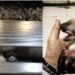 El cachorro cayó a pocos centímetros de los componentes de electricidad de las vías del Metro.