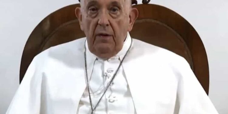 Con voz cansada y algo ronca, el Papa Francisco habló de su estado actual de salud, lo cual despertó intranquilidad en los feligreses.
